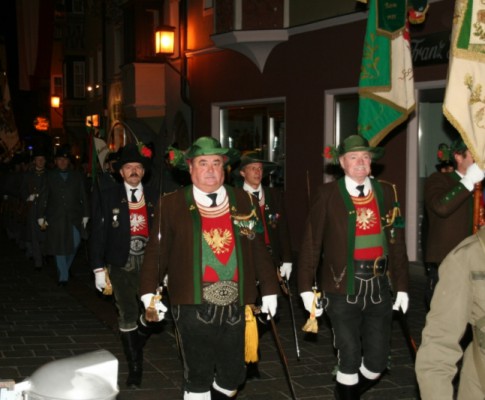 Zapfenstreich mit Ehrenzeichenvergabe